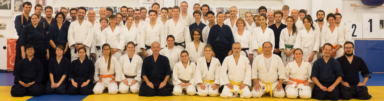 Photo de groupe lors d'un stage organisé par Bernard Wirz et réunissant la pratique du Judo, du Ju-Jutsu et des armes japonaise.